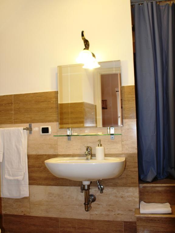 Hella Ibernesi 23 Fori Imperiali Inn, New Gestion! روما الغرفة الصورة
