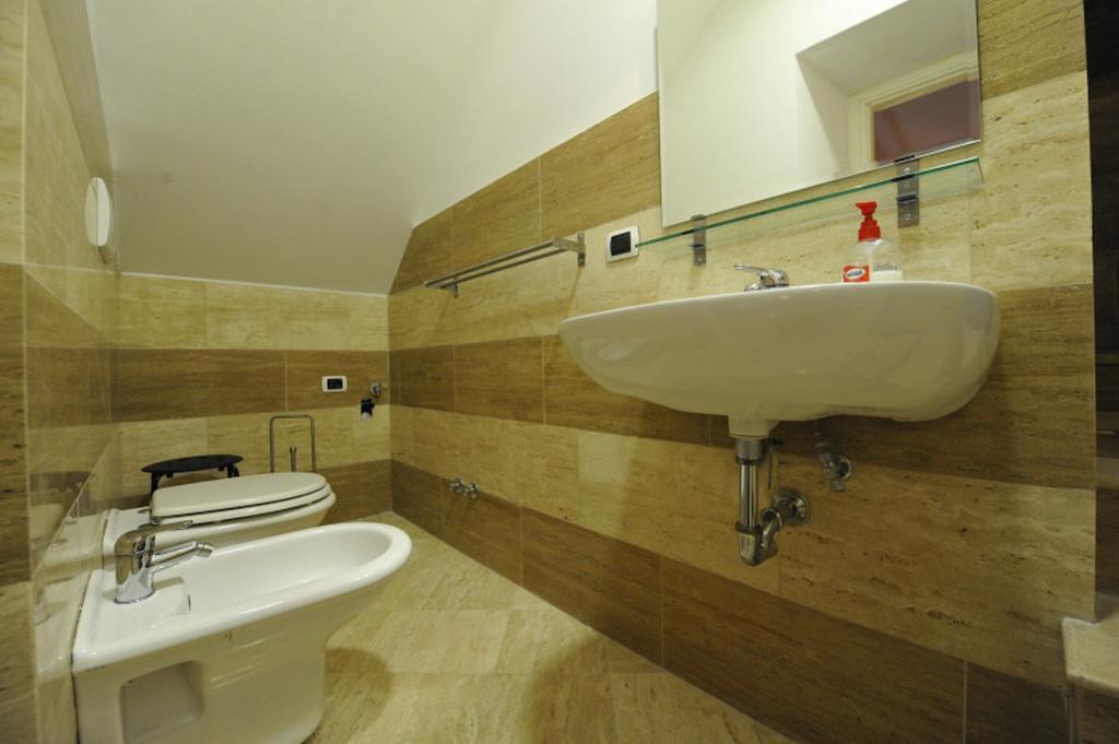 Hella Ibernesi 23 Fori Imperiali Inn, New Gestion! روما الغرفة الصورة